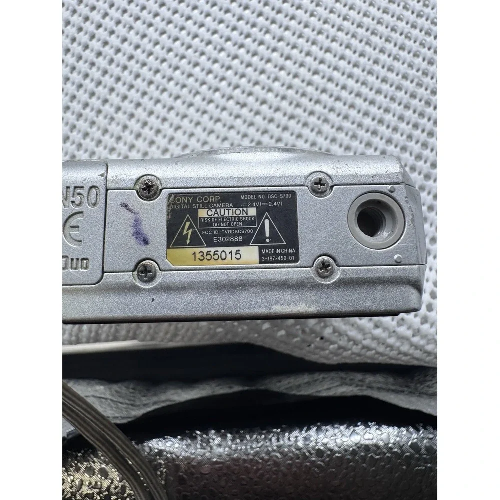 Sony Cyber-shot DSC-S700 7.2MP Digital Camera Silver Parts Repair Not Working